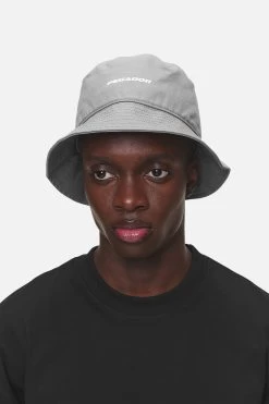 Logo Bucket Hat Cool Grey White -Pegador® PGDR NEVER TOO LATE ECOMMERCE MALE CAPS8 58d4375f e83d 4fd5 88b3 aac5cd94a61f